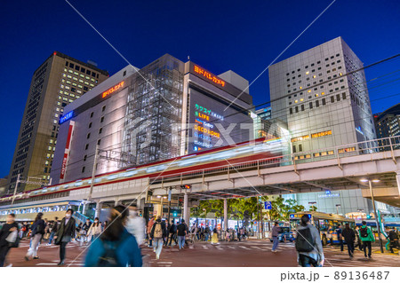 日本の東京都市景観 川崎駅前南の交差点から川崎駅前の街並みなどを望む 日本の東京都市景観 川崎駅前南の交差点から川崎駅前の街並みなどを望む 89136487