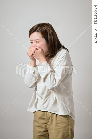 体調不良で吐き気をもよおす若い女性 89136554