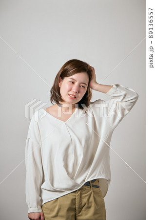 頭痛がして手で頭をおさえる若い女性 頭痛がして手で頭をおさえる若い女性 89136557