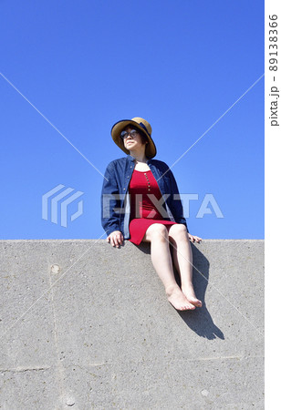 北海道森町砂原漁港でストローハットの女性のポートレートを撮影 89138366