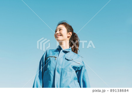 作業服を着た女性の青空ポートレート 作業服を着た女性の青空ポートレート 89138684