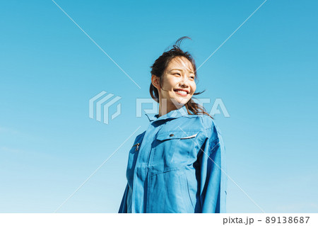 作業服を着た女性の青空ポートレート 89138687