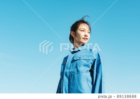 作業服を着た女性の青空ポートレート 作業服を着た女性の青空ポートレート 89138688
