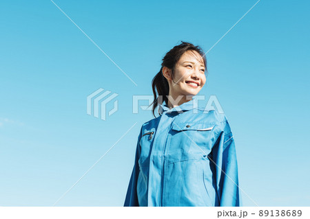 作業服を着た女性の青空ポートレート 89138689