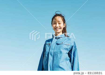 作業服を着た女性の青空ポートレート 89138691