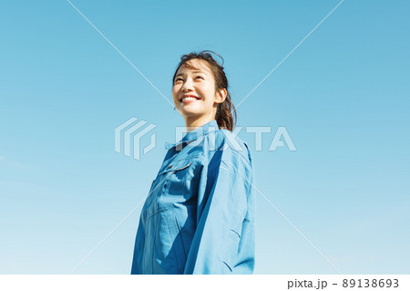作業服を着た女性の青空ポートレート 89138693