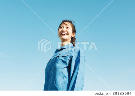 作業服を着た女性の青空ポートレート 89138694