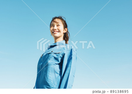 作業服を着た女性の青空ポートレート 作業服を着た女性の青空ポートレート 89138695