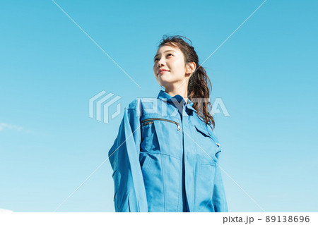 作業服を着た女性の青空ポートレート 89138696