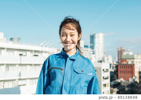 作業服を着た女性の青空ポートレート 89138698