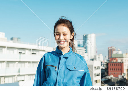 作業服を着た女性の青空ポートレート 作業服を着た女性の青空ポートレート 89138700