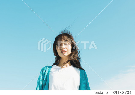 女性の屋外ポートレート 89138704