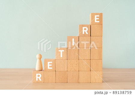 退職・引退のイメージ｜「RETIRE」と書かれた積み木と人形 89138759