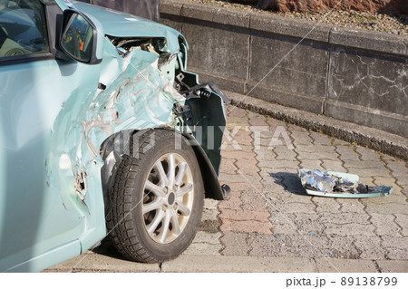 自動車衝突事故現場の風景 自動車衝突事故現場の風景 89138799
