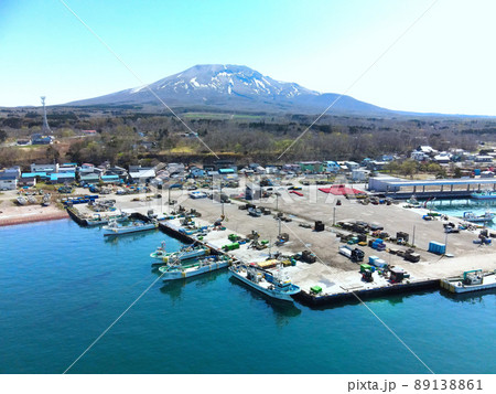 春の北海道森町の砂原漁港の風景を空撮 89138861
