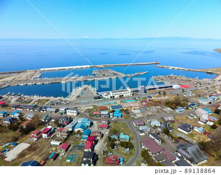 春の北海道森町の砂原漁港の風景を空撮 春の北海道森町の砂原漁港の風景を空撮 89138864