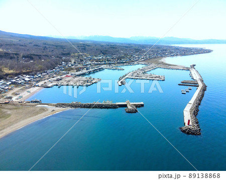 春の北海道森町の砂原漁港の風景を空撮 春の北海道森町の砂原漁港の風景を空撮 89138868
