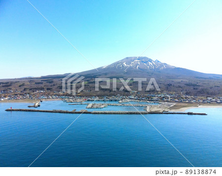 春の北海道森町の砂原漁港の風景を空撮 89138874