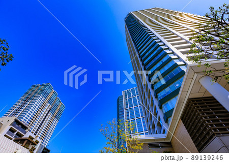 東京　港区白金の都市風景　NBFプラチナタワーと白金タワー 89139246