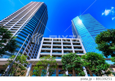 東京　港区白金の都市風景　NBFプラチナタワーと白金タワー 89139251