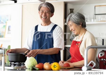 料理をする仲良し夫婦 料理をする仲良し夫婦 89139794