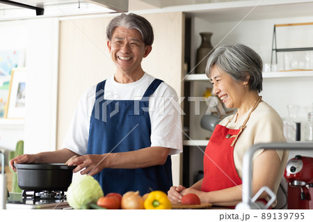 料理をする仲良し夫婦 料理をする仲良し夫婦 89139795