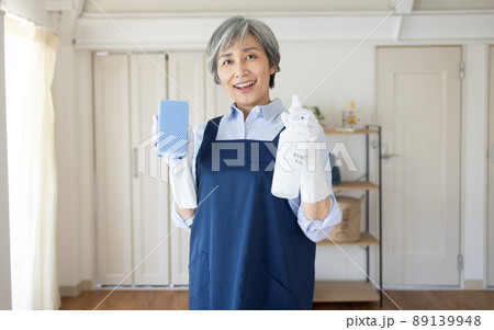 掃除をするエプロンをした主婦 89139948