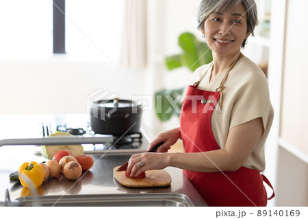 台所に立つ綺麗な50代女性 89140169