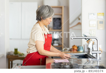 キッチンでお皿を洗う女性 89140374
