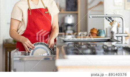 キッチンでお皿を洗う女性 89140376