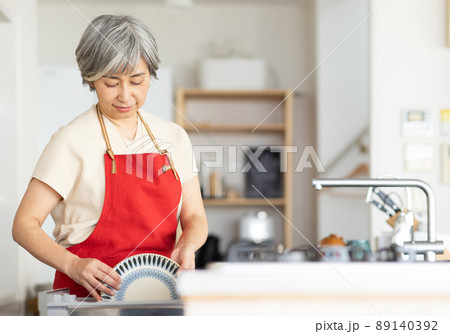 キッチンでお皿を洗う女性 キッチンでお皿を洗う女性 89140392