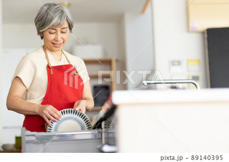 キッチンでお皿を洗う女性 89140395