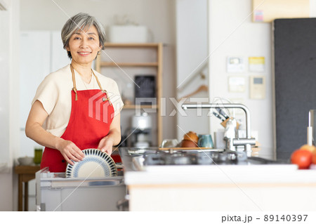 キッチンでお皿を洗う女性 キッチンでお皿を洗う女性 89140397
