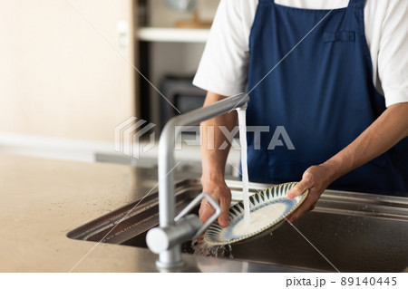 キッチンでお皿を洗う男性 89140445