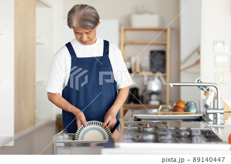 キッチンでお皿を洗う男性 キッチンでお皿を洗う男性 89140447
