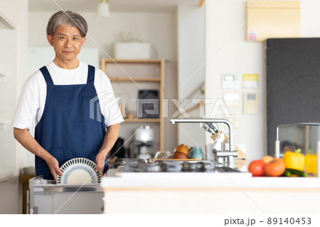 キッチンでお皿を洗う男性 キッチンでお皿を洗う男性 89140453