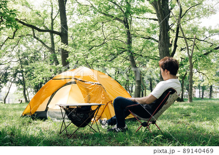 ソロキャンプに行く男性・アウトドアイメージ 89140469