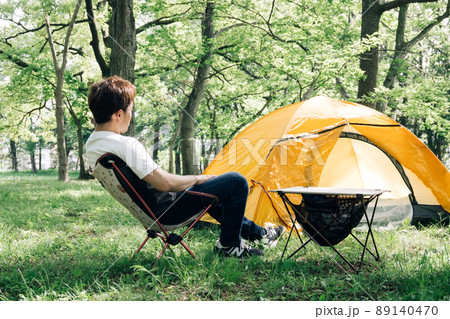 ソロキャンプに行く男性・アウトドアイメージ 89140470