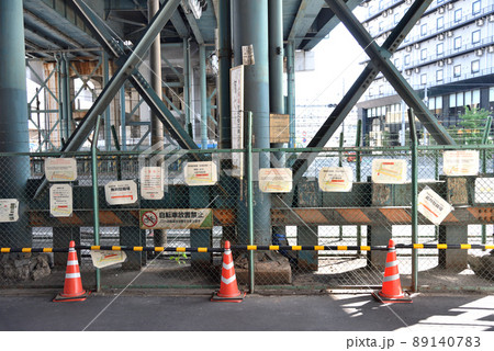 南海電気鉄道とJRの新今宮駅前の風景 89140783