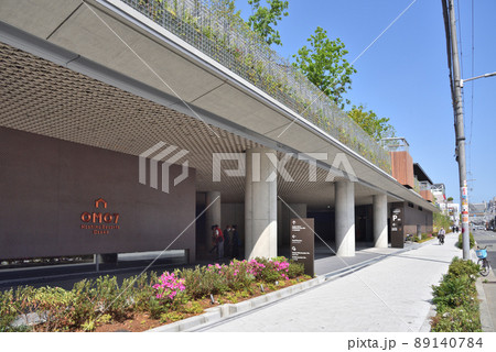 南海電気鉄道とJRの新今宮駅前の風景 89140784