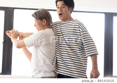 護身術を習う男性 護身術を習う男性 89141010