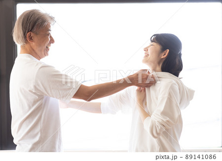 護身術を習う女性 89141086