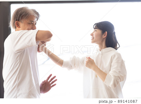 護身術を習う女性 89141087