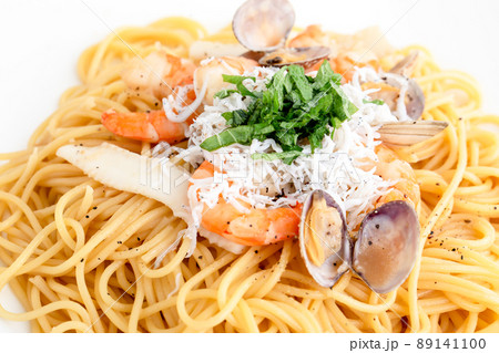 白いお皿に盛り付けられたパスタ　Pasta	 89141100