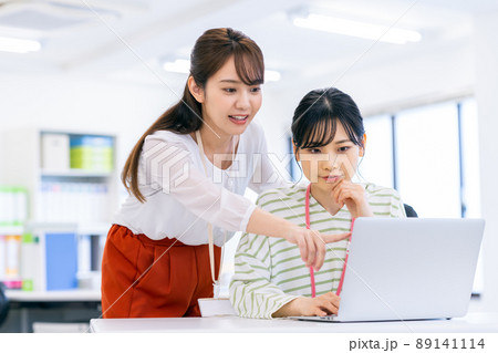 オフィスで働く若い女性のエンジニア 89141114