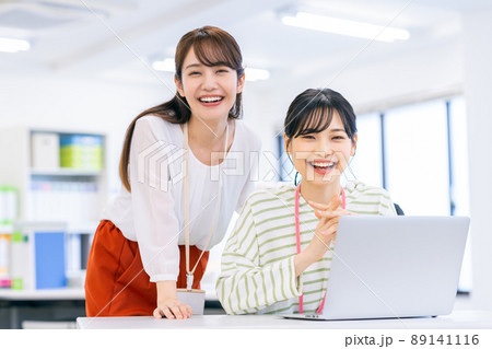 オフィスで働く若い女性のエンジニア 89141116