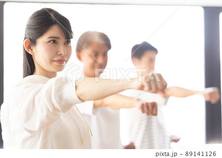 空手教室に通う女性 89141126