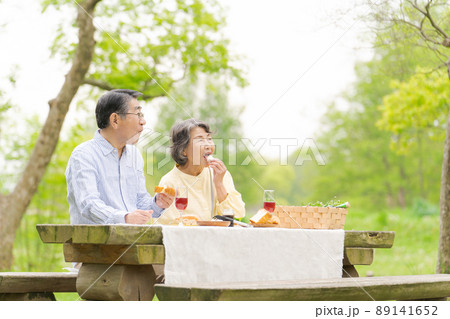 シニア夫婦　屋外　公園　ピクニック 89141652