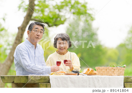 シニア夫婦 屋外 公園 ピクニック シニア夫婦 屋外 公園 ピクニック 89141804