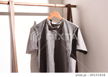 太陽の下でハンガーラックにかかった無地のTシャツ 太陽の下でハンガーラックにかかった無地のTシャツ 89141838